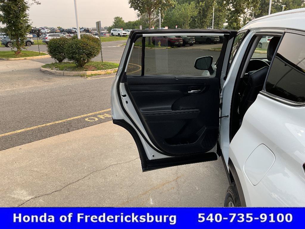 Used 2021 Toyota Highlander XLE AWD/4WD image 11