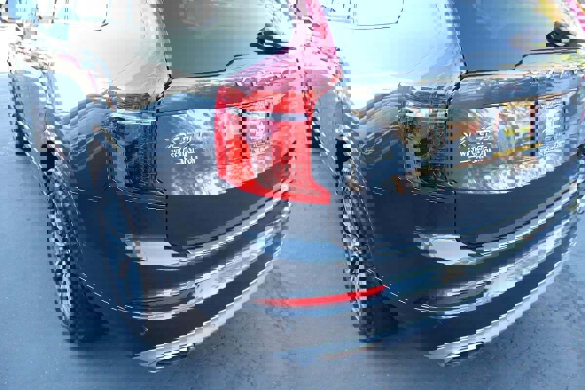 Used 2017 Volvo XC90 T6 Momentum w/ Vision Package image 17