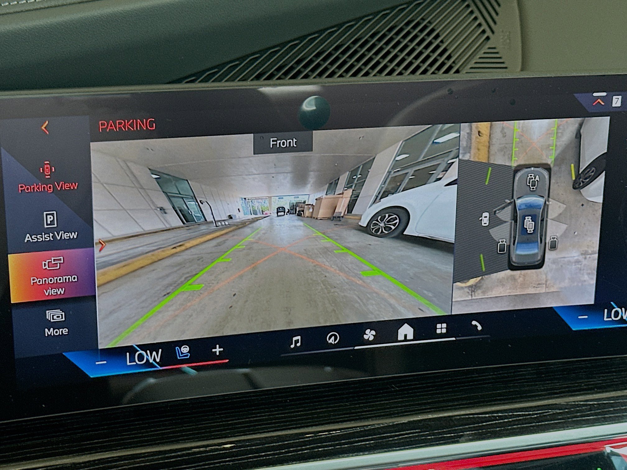 New 2026 BMW 750e xDrive w/ Premium Package image 12