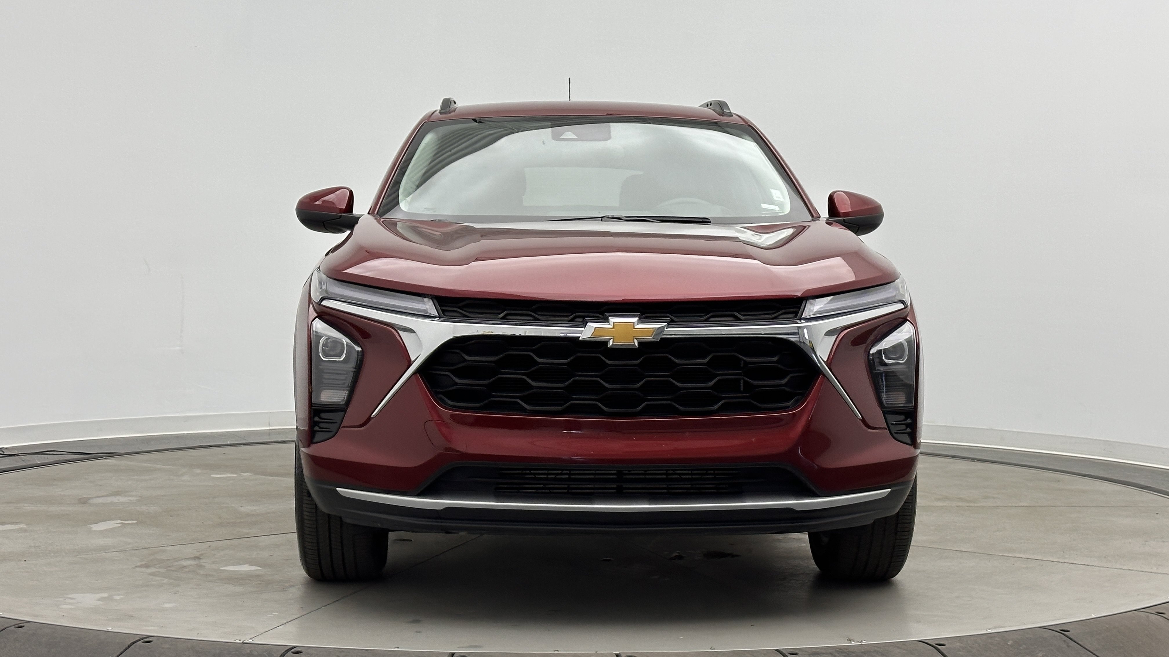 Used 2025 Chevrolet Trax LT FWD image 2