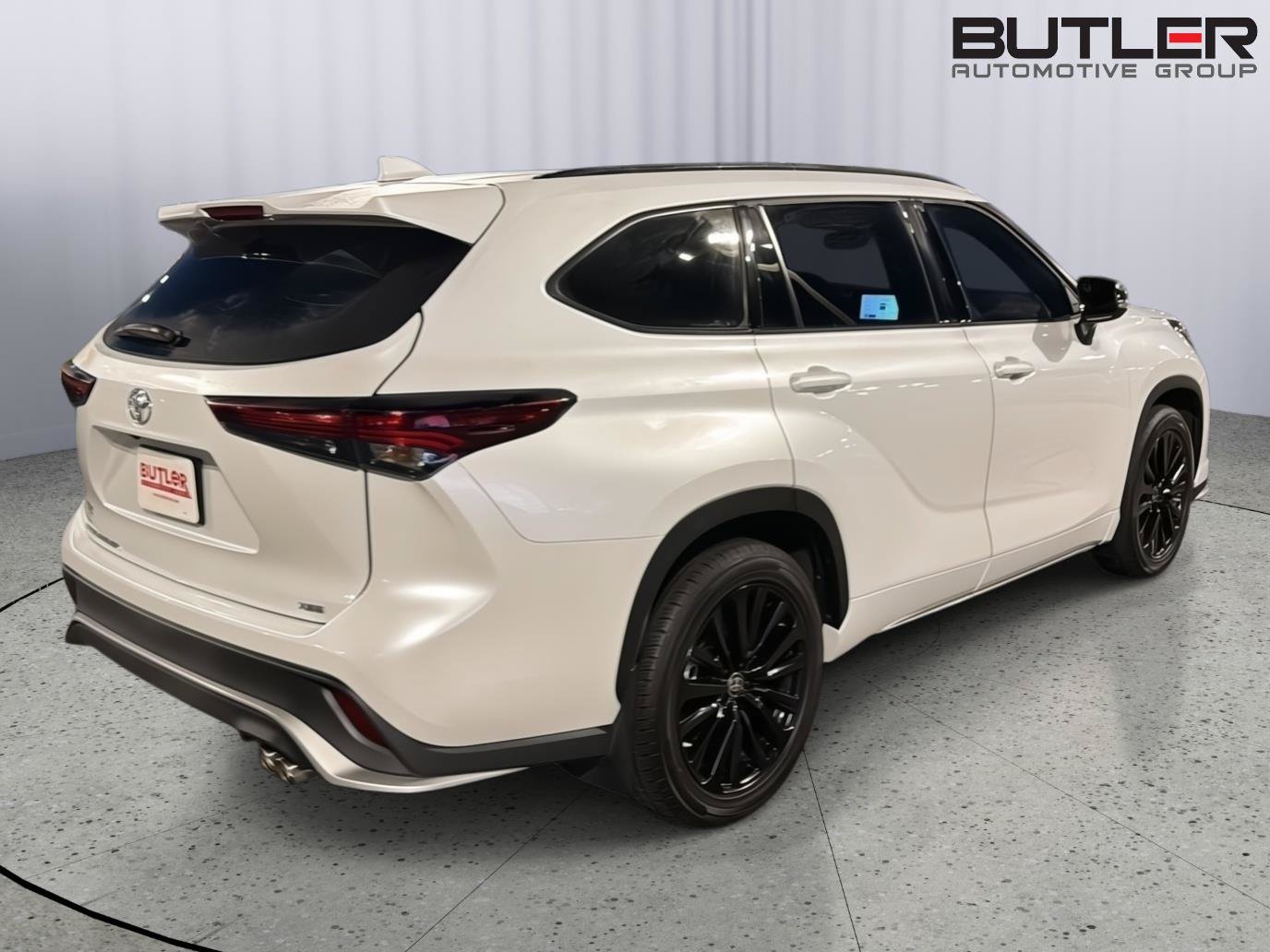 Used 2024 Toyota Highlander XSE FWD image 6