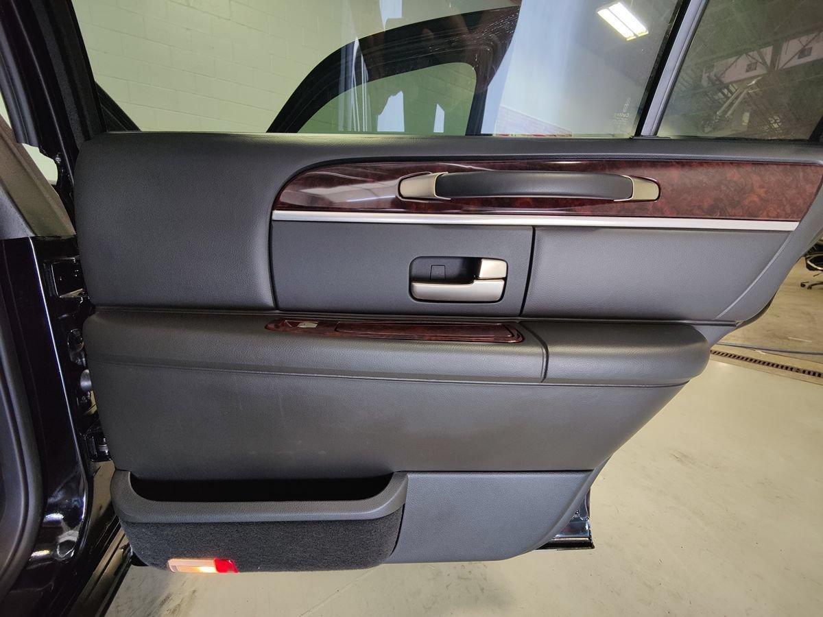 Used 2011 Lincoln Town Car Executive L RWD image 16