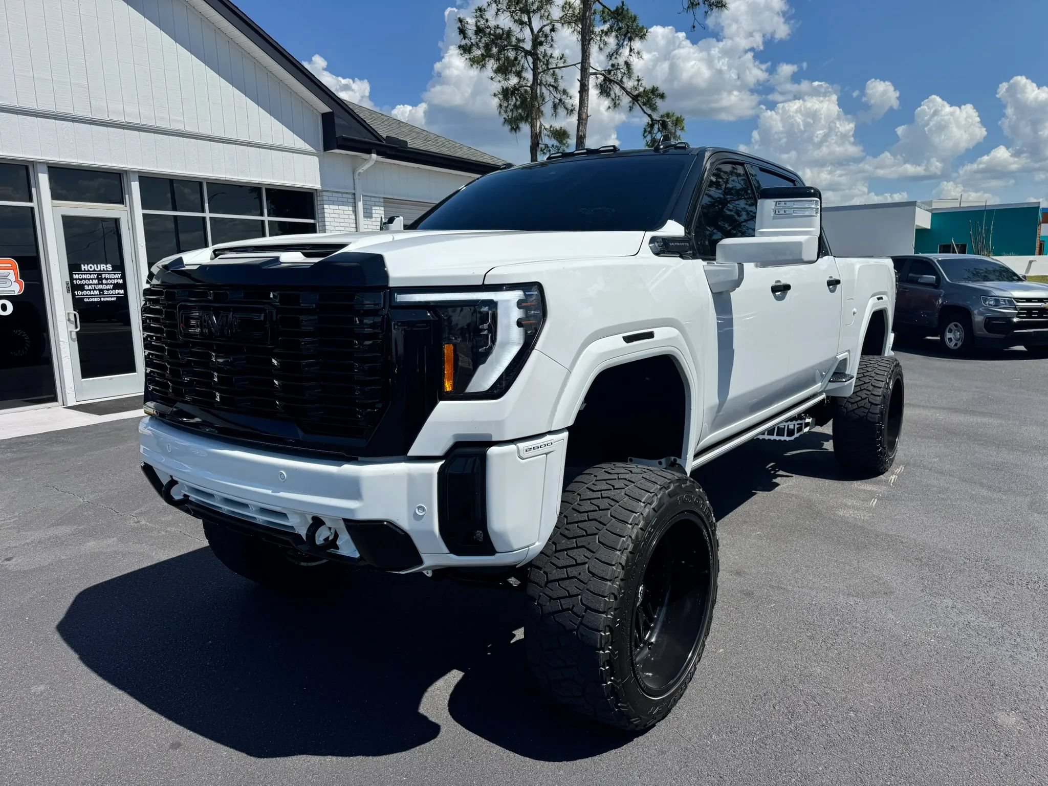 Used 2024 GMC Sierra 2500 Denali Ultimate AWD/4WD image 2