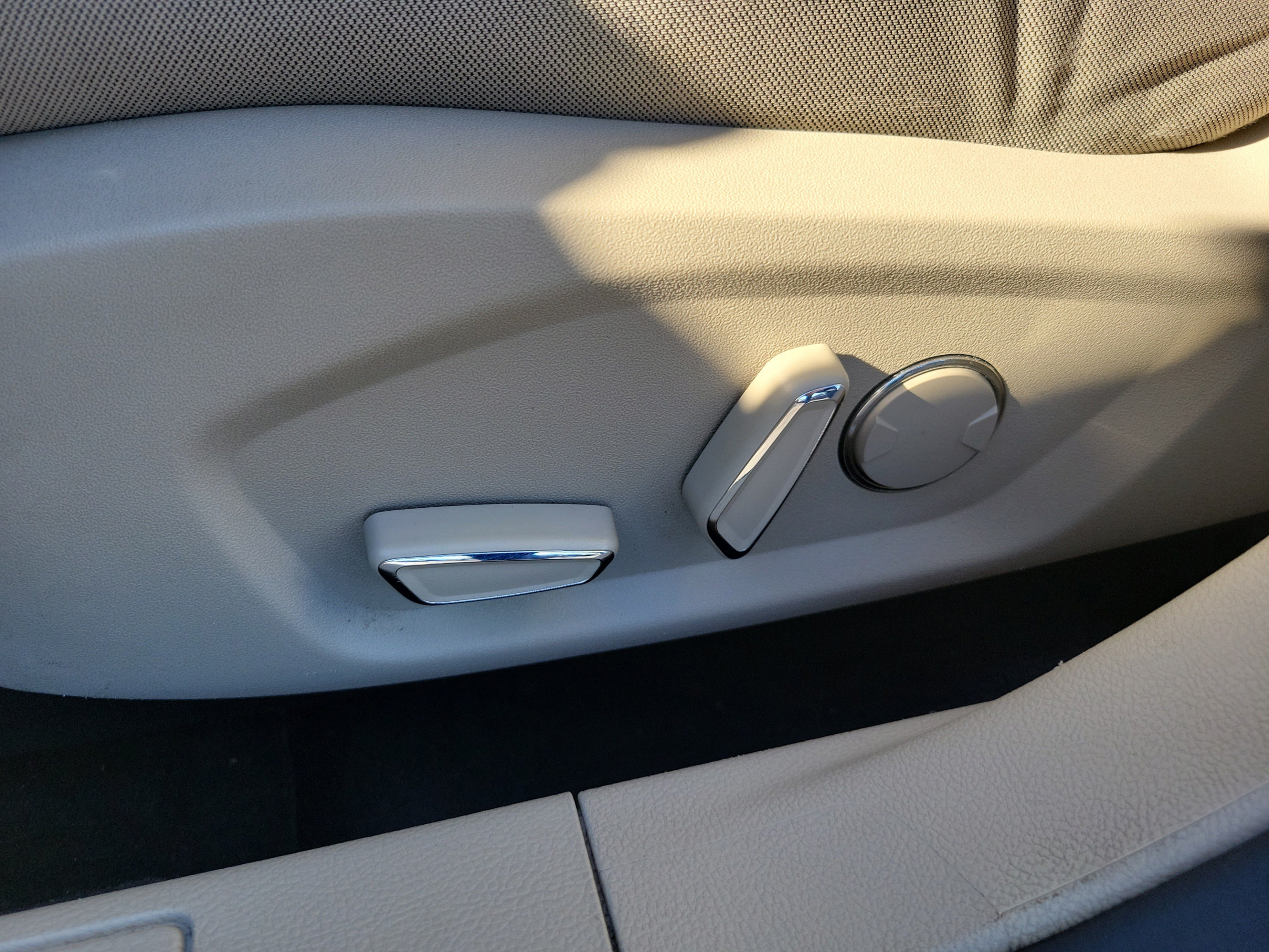 Used 2019 Ford Fusion SE FWD image 16