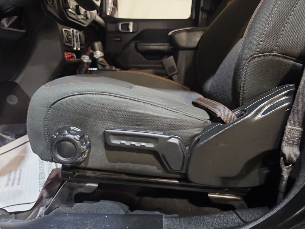 Used 2023 Jeep Gladiator Mojave AWD/4WD image 14