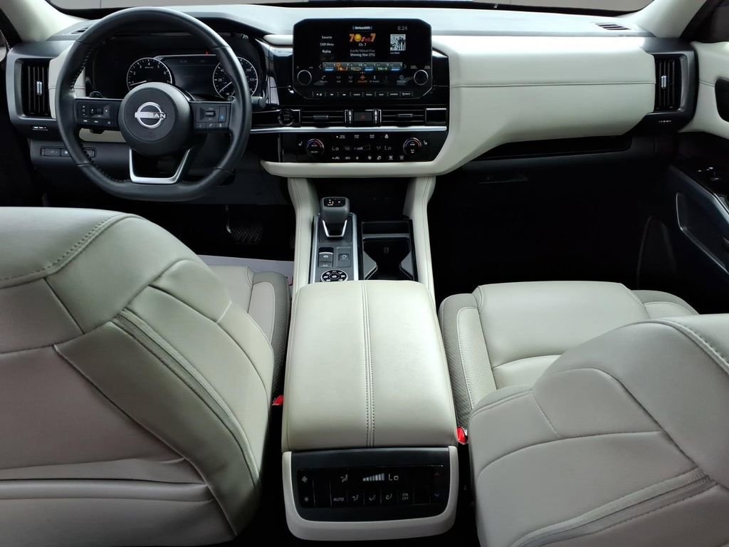 Used 2025 Nissan Pathfinder SL AWD/4WD image 12