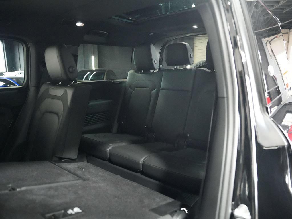 Used 2023 Land Rover Defender 130 X-Dynamic SE AWD/4WD image 33
