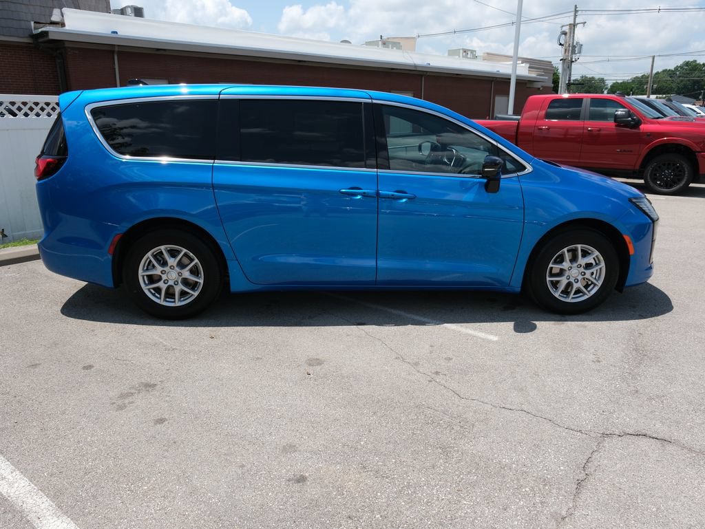 New 2027 Chrysler Pacifica Select w/ Family Tech Group FWD image 2