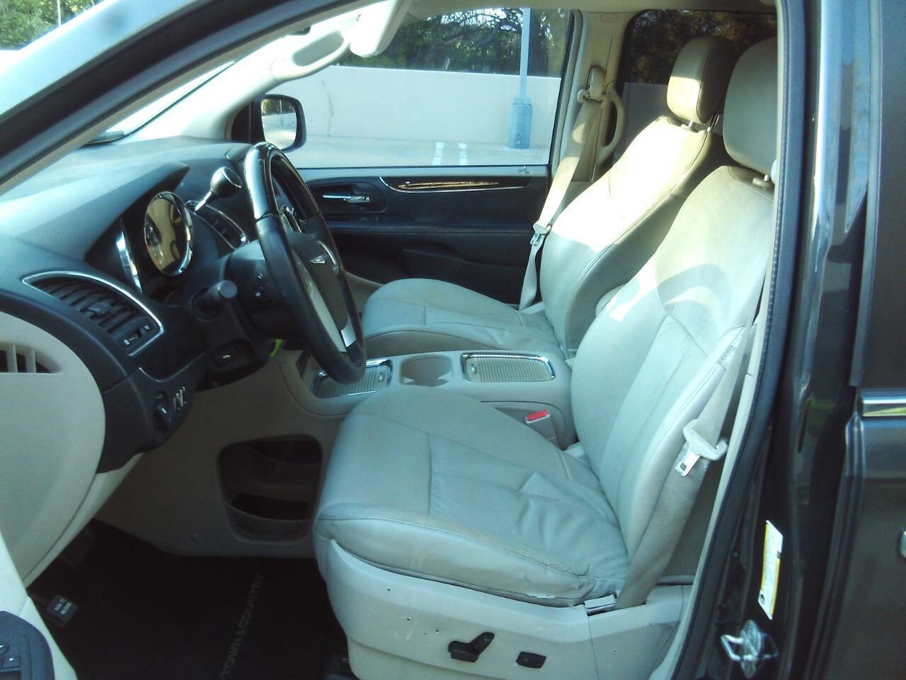 Used 2012 Chrysler Town & Country Limited w/ Luxury Group image 12