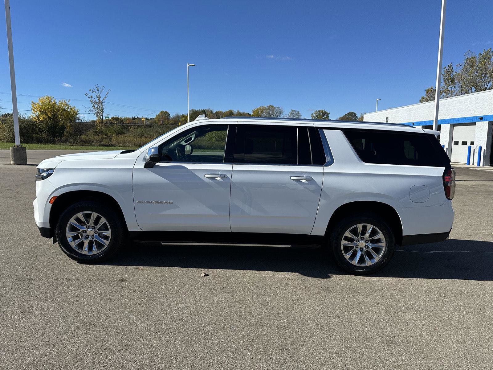 Used 2023 Chevrolet Suburban Premier image 2