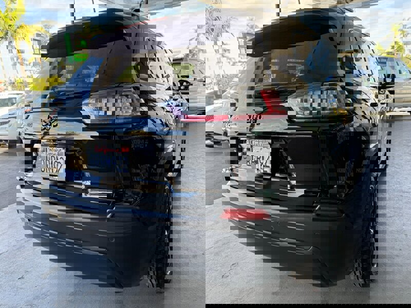 Used 2019 Jeep Cherokee Latitude Plus FWD image 11