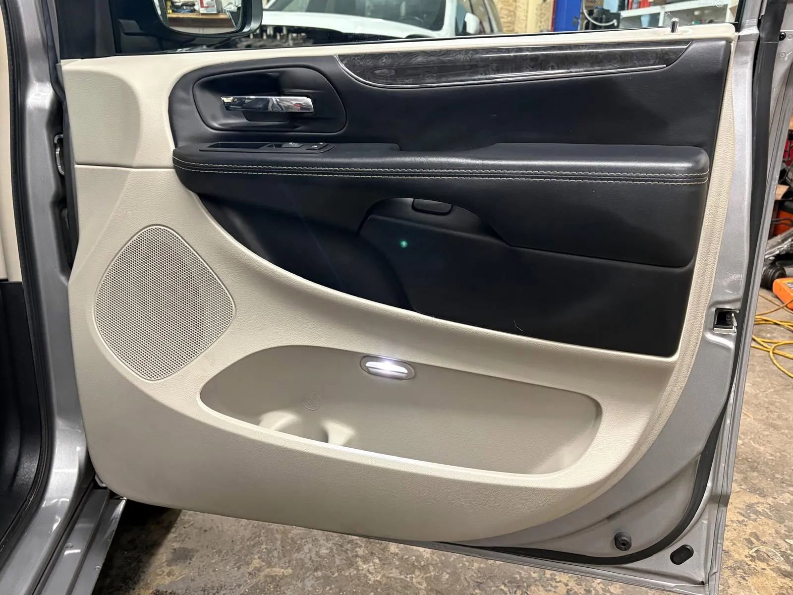 Used 2015 Chrysler Town & Country Touring-L w/ Driver Convenience Group image 33