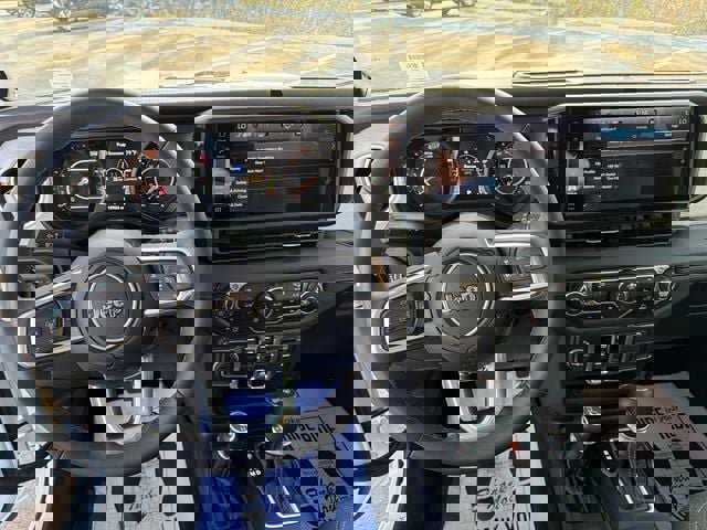 Used 2025 Jeep Wrangler Unlimited Sahara image 5