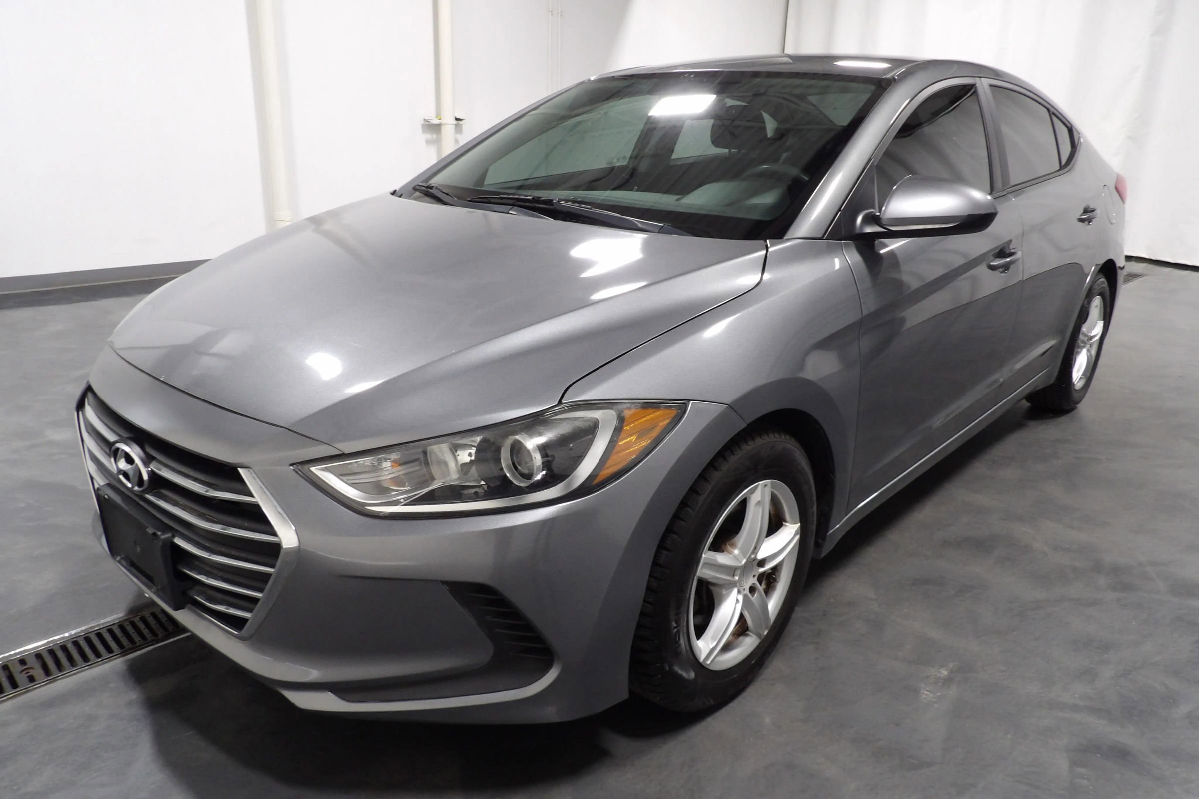 Used 2017 Hyundai Elantra SE image 3