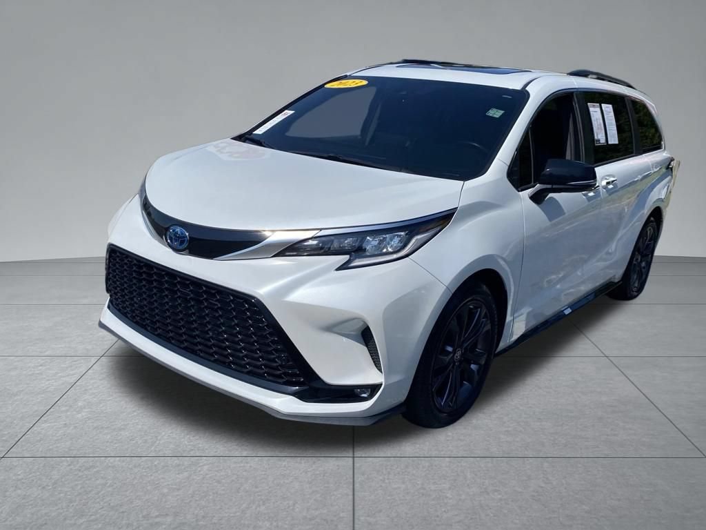 Used 2023 Toyota Sienna XSE FWD image 2