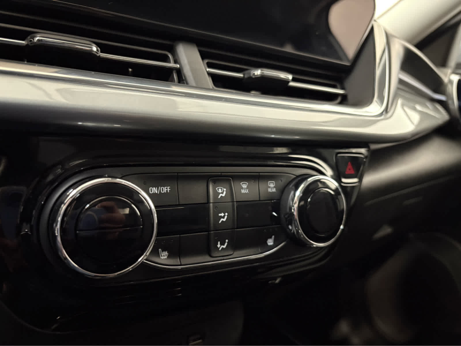 Certified 2025 Chevrolet Trax LT w/ LT Convenience Package image 26