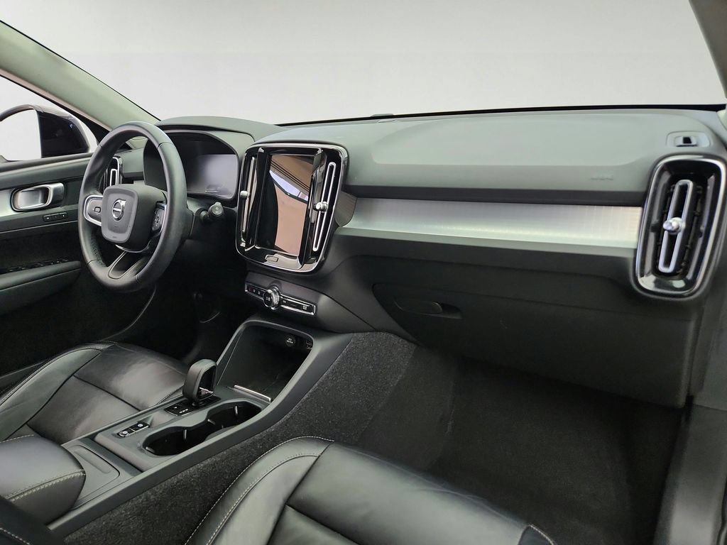 Used 2022 Volvo XC40 T5 Momentum AWD/4WD image 27