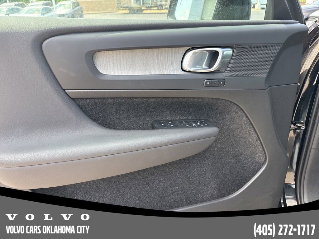 Used 2025 Volvo XC40 B5 Plus image 14