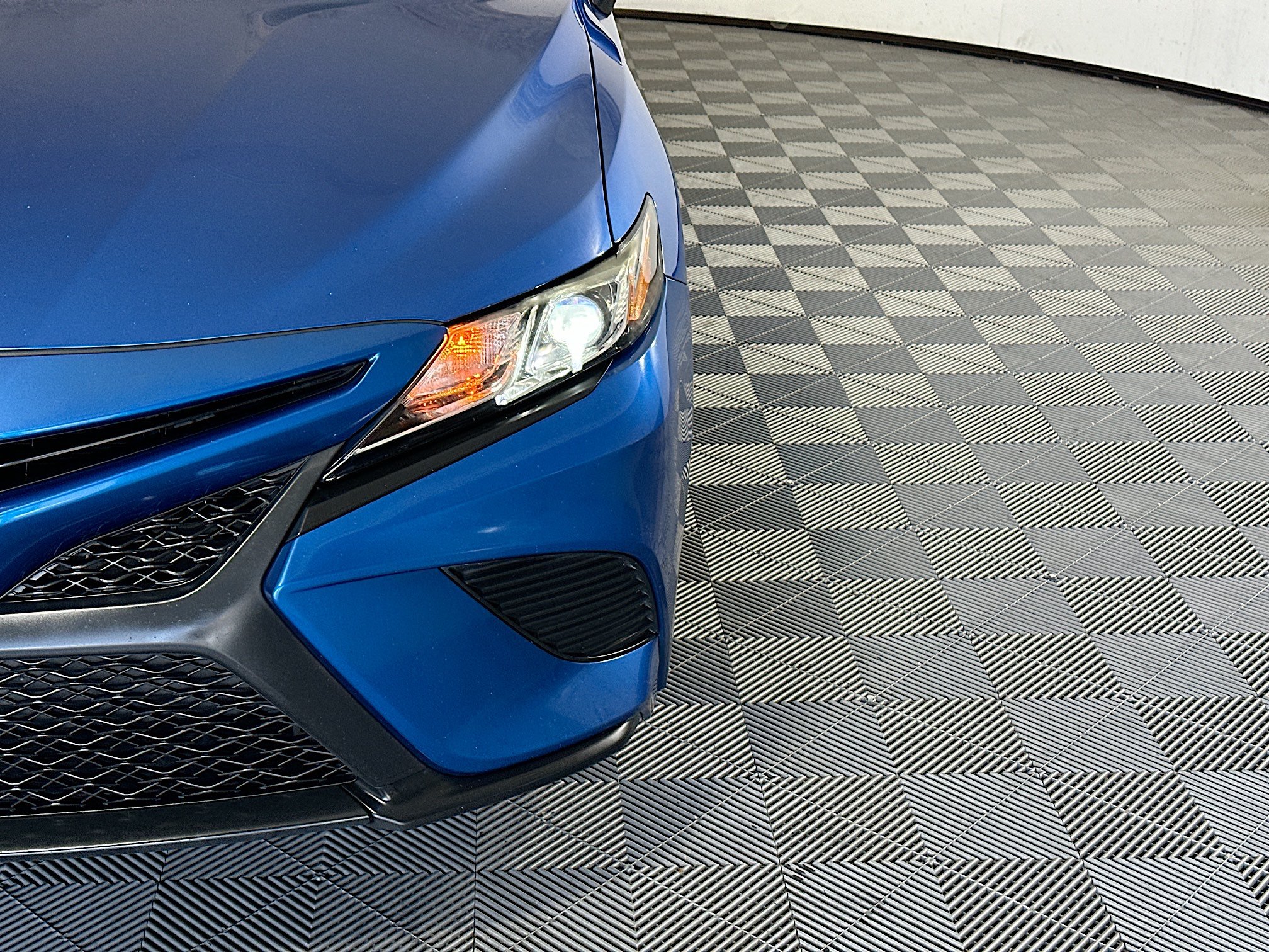 Used 2020 Toyota Camry SE w/ Audio Package FWD image 9
