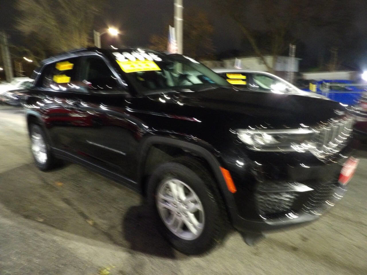 Used 2023 Jeep Grand Cherokee Laredo image 4