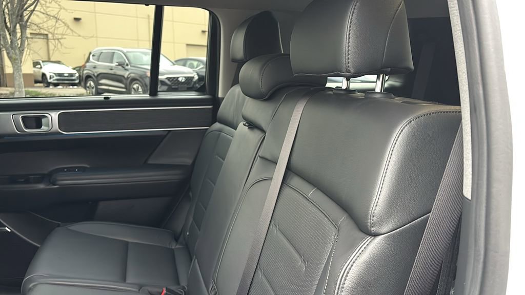Used 2025 Hyundai Santa Fe Limited image 31