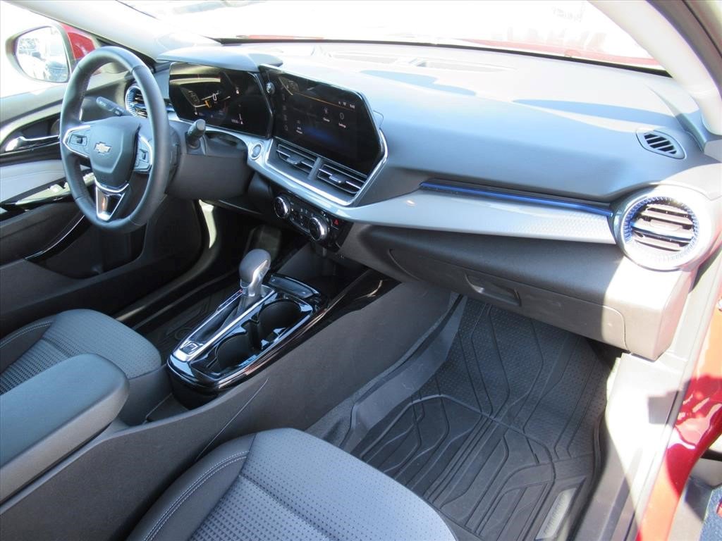 Certified 2025 Chevrolet Trax LT w/ Driver Confidence Package image 6