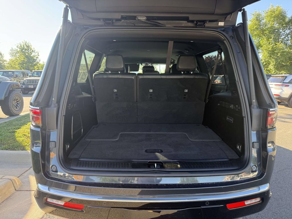 Certified 2024 Jeep Wagoneer L Series II w/ Flexible Seating Group AWD/4WD image 33