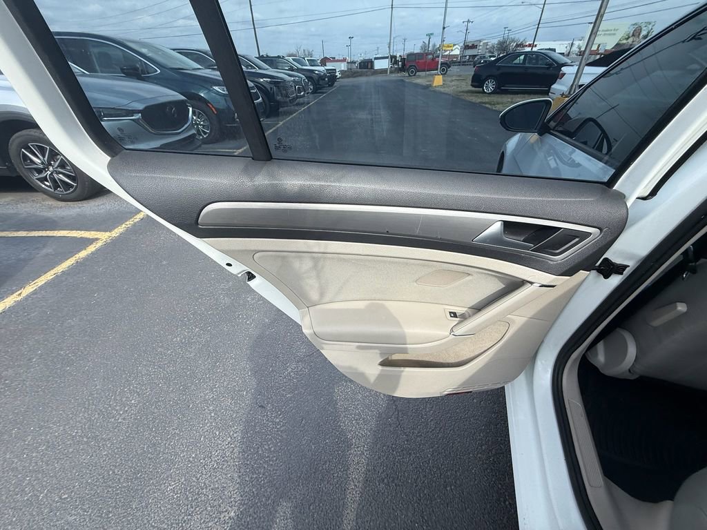 Used 2016 Volkswagen Golf S image 11