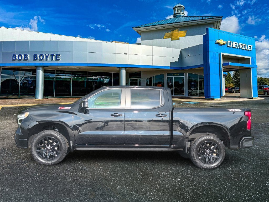 Used 2025 Chevrolet Silverado 1500 LT Trail Boss w/ LT Trail Boss Premium Package AWD/4WD image 9