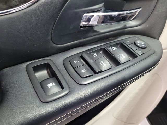 Used 2015 Chrysler Town & Country Touring w/ Driver Convenience Group image 43