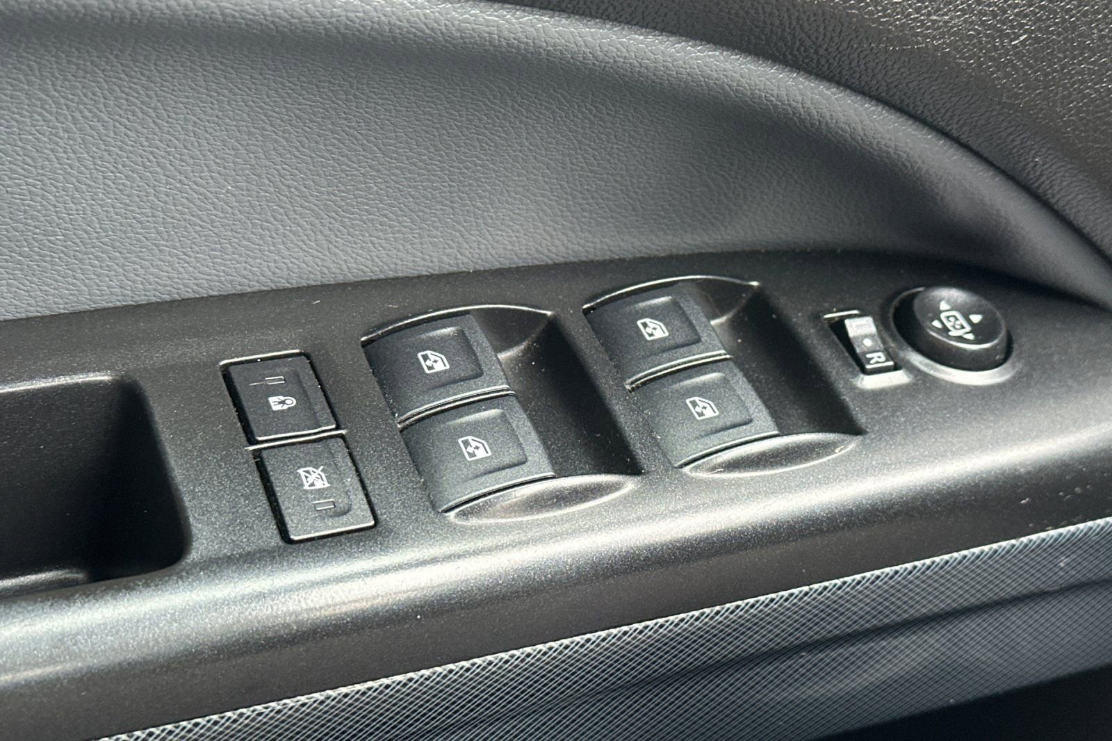 Used 2018 Chevrolet Colorado Z71 w/ Z71 Midnight Edition image 12