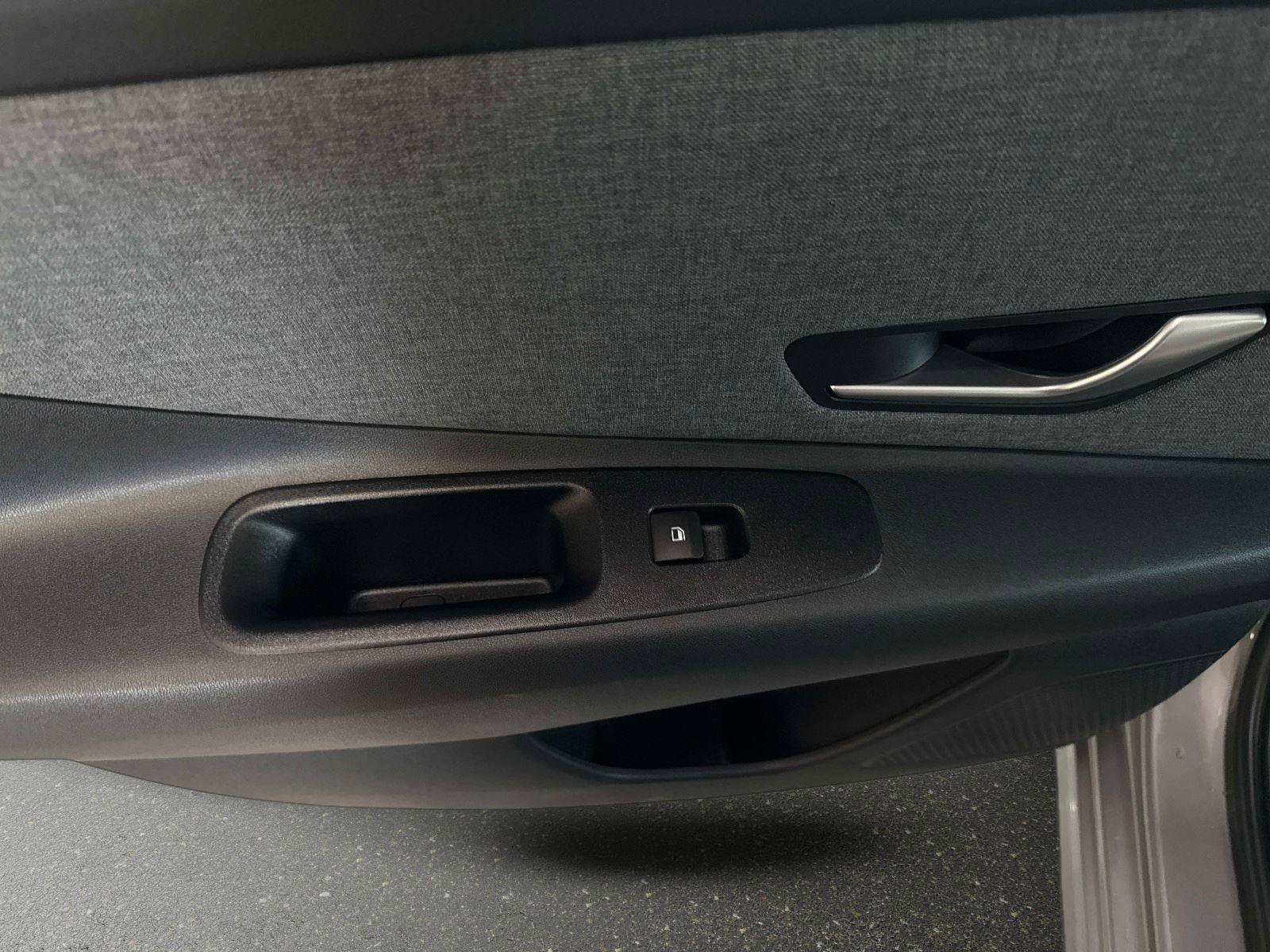 Used 2023 Hyundai Elantra Limited image 12