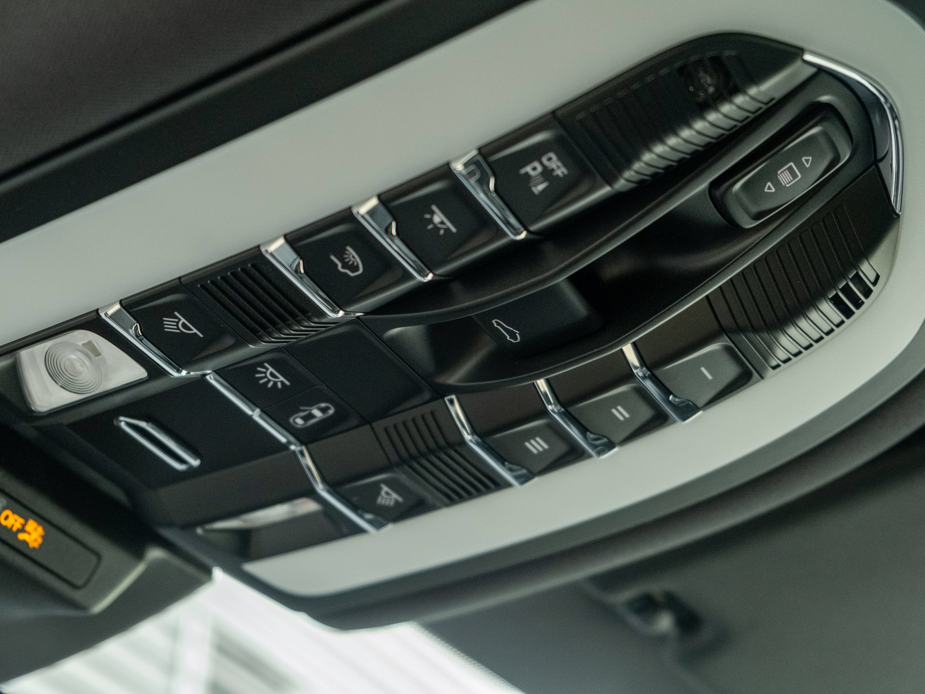 Certified 2025 Porsche Macan S AWD/4WD image 36