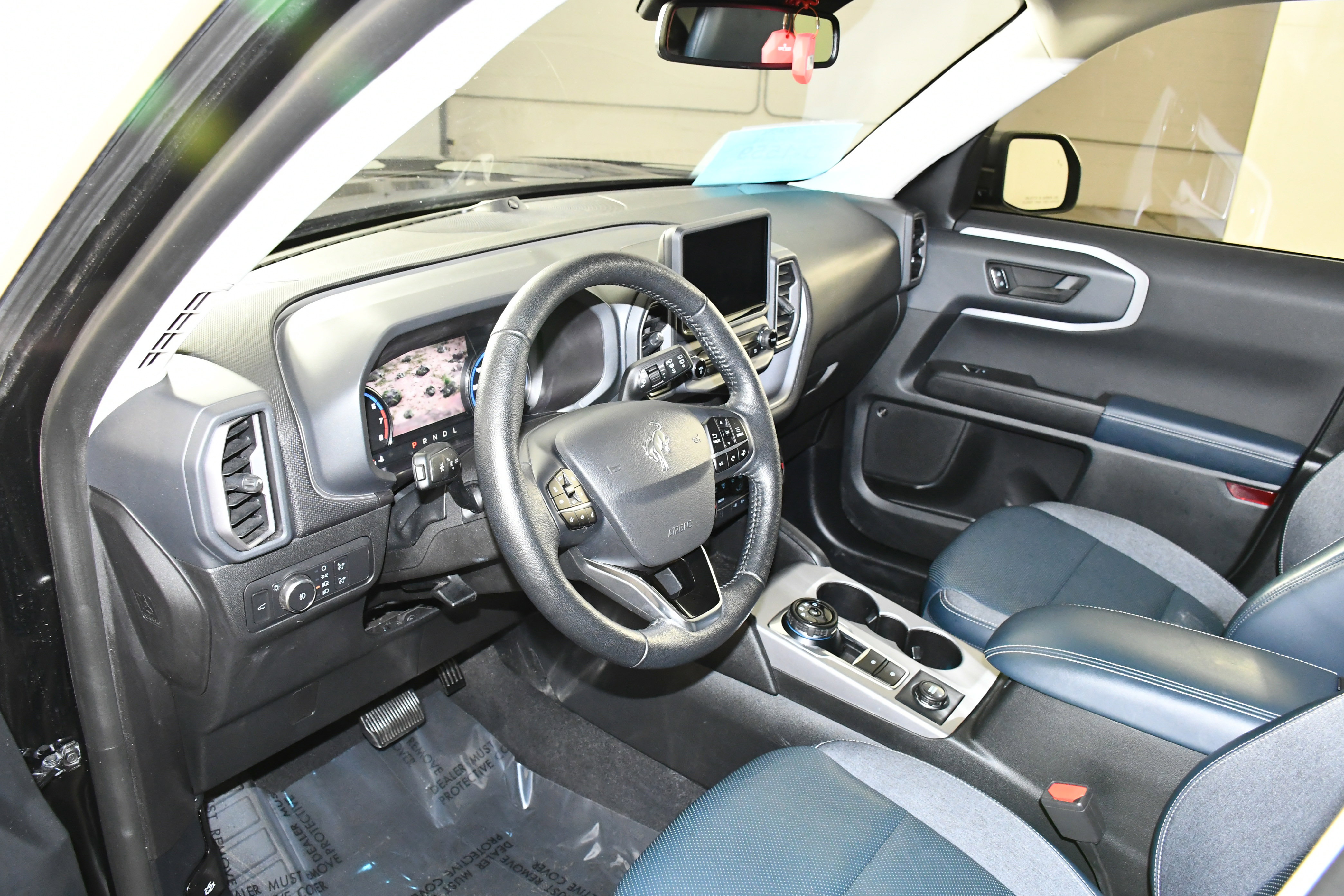 Used 2021 Ford Bronco Sport Outer Banks w/ Outer Banks Package (96D) image 2