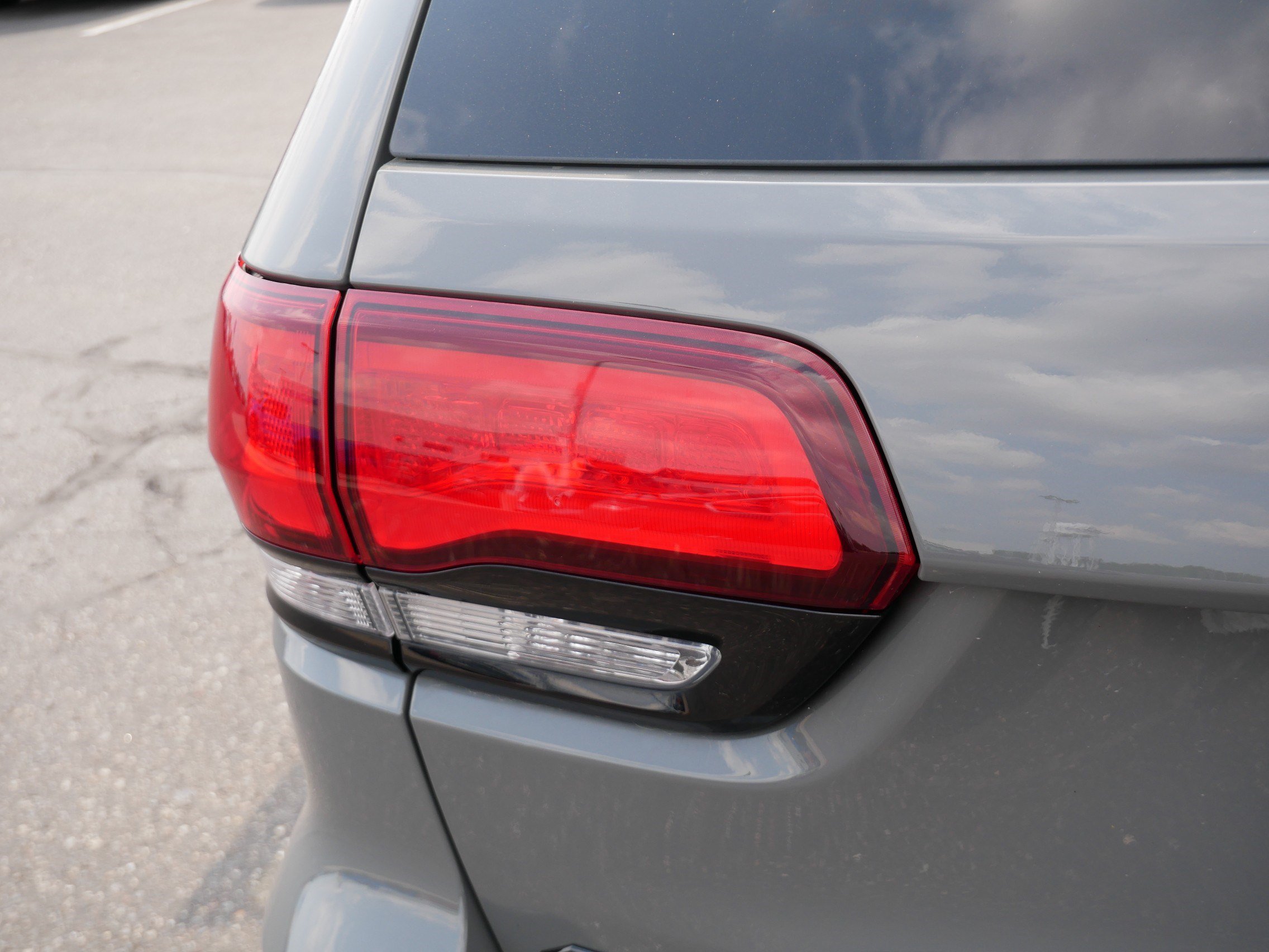 Used 2020 Jeep Grand Cherokee Laredo AWD/4WD image 16
