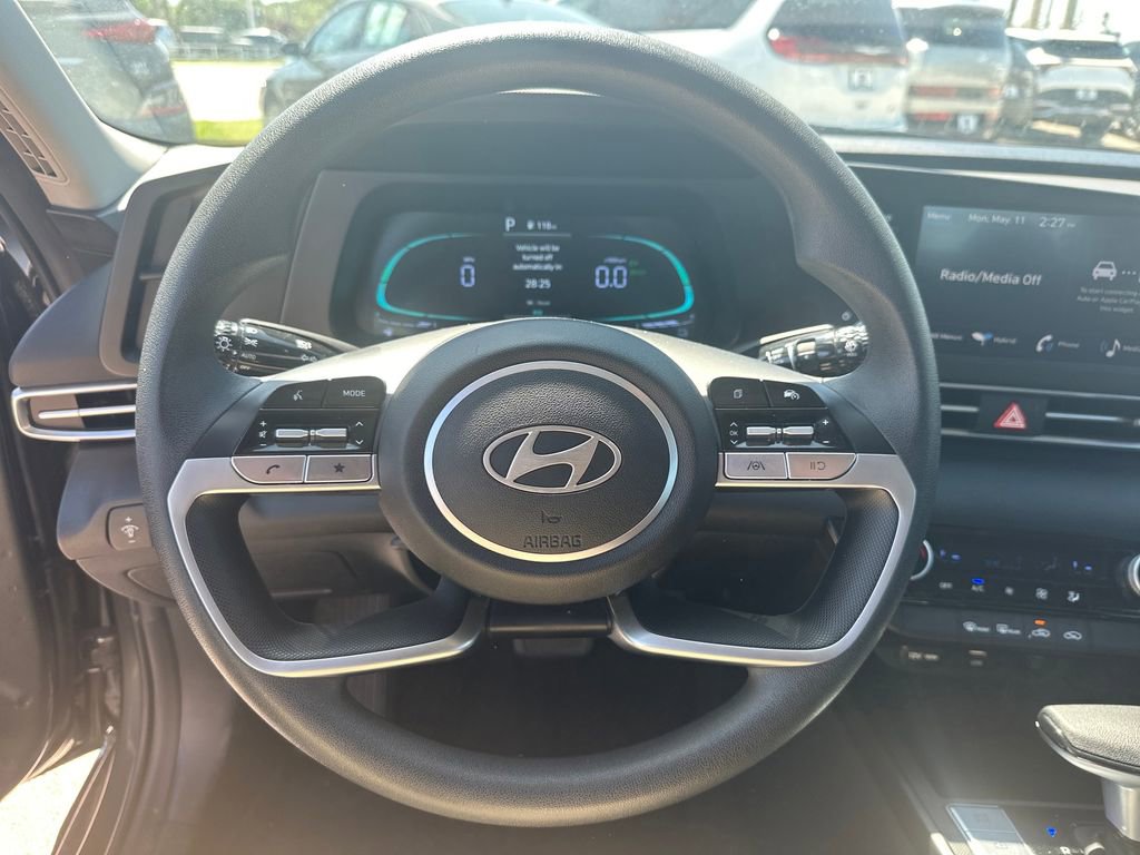 Used 2025 Hyundai Elantra Hybrid FWD image 18