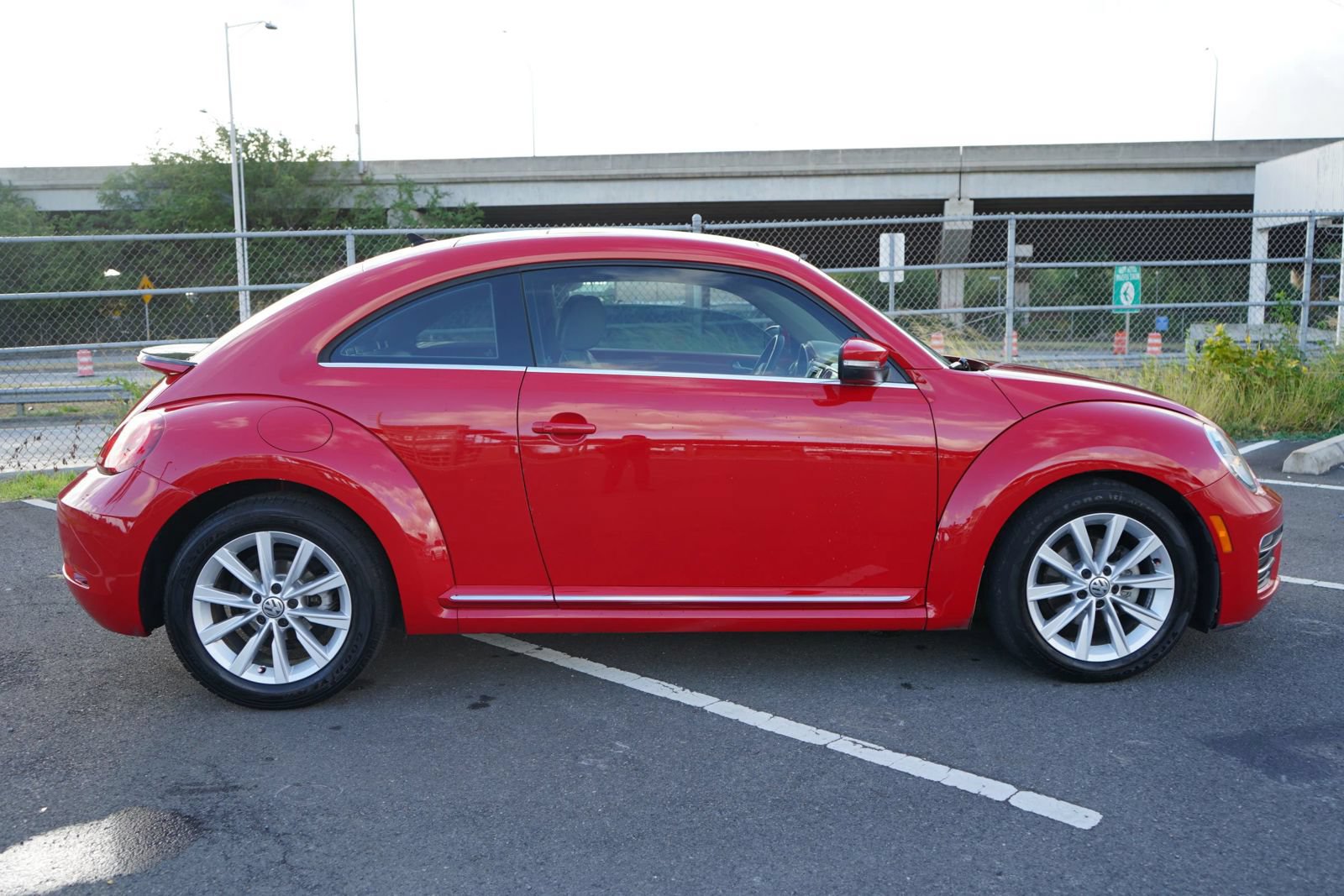 Used 2019 Volkswagen Beetle 2.0T SE FWD image 26