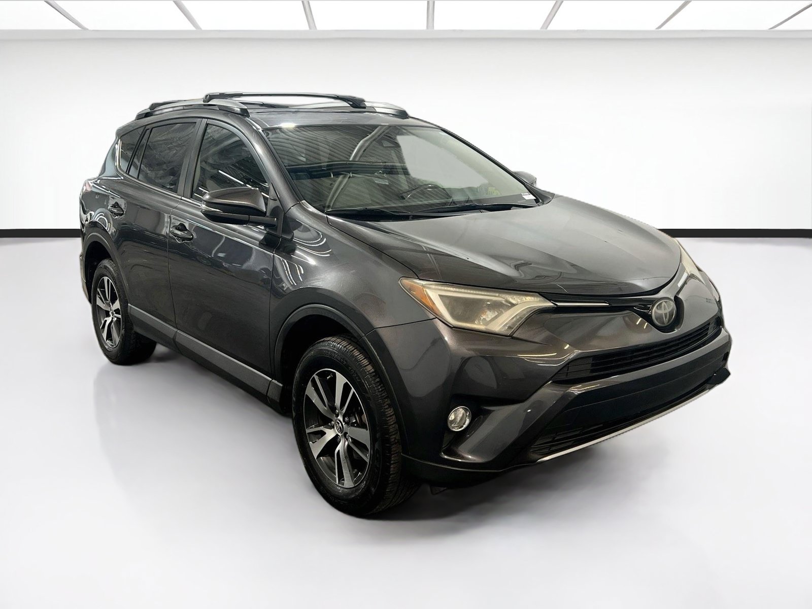 Used 2018 Toyota RAV4 XLE AWD/4WD image 3