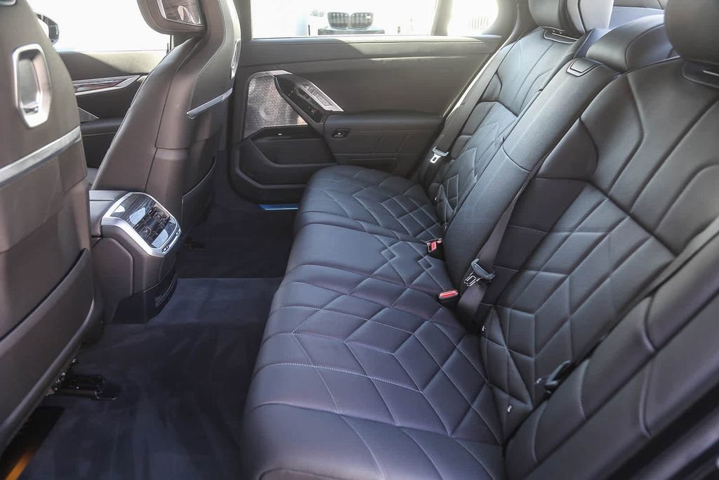 Used 2025 BMW i7 xDrive60 w/ Premium Package image 15