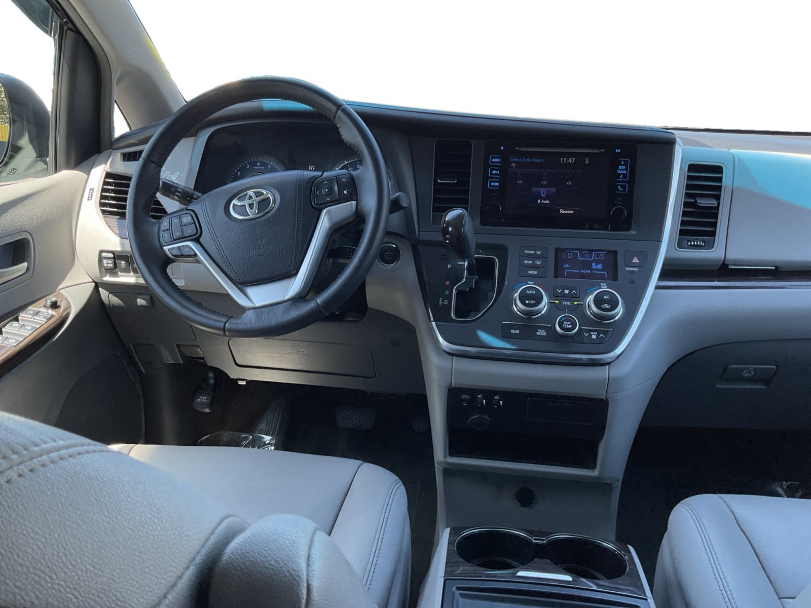 Used 2017 Toyota Sienna XLE w/ XLE Navigation Package FWD image 13