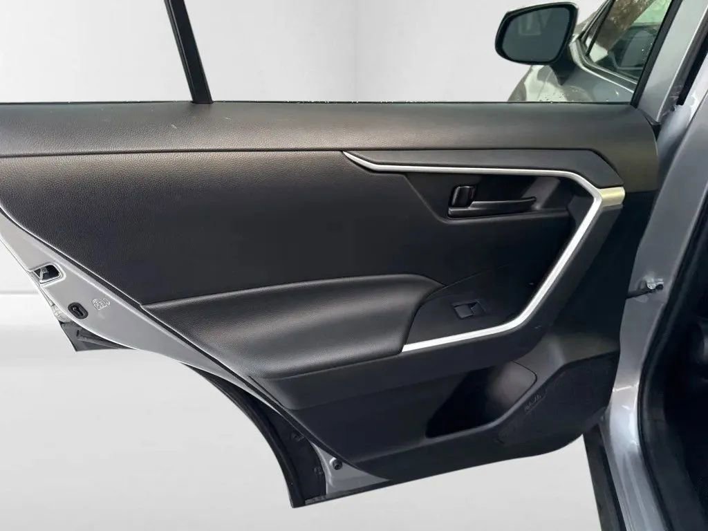 Used 2022 Toyota RAV4 LE FWD image 27