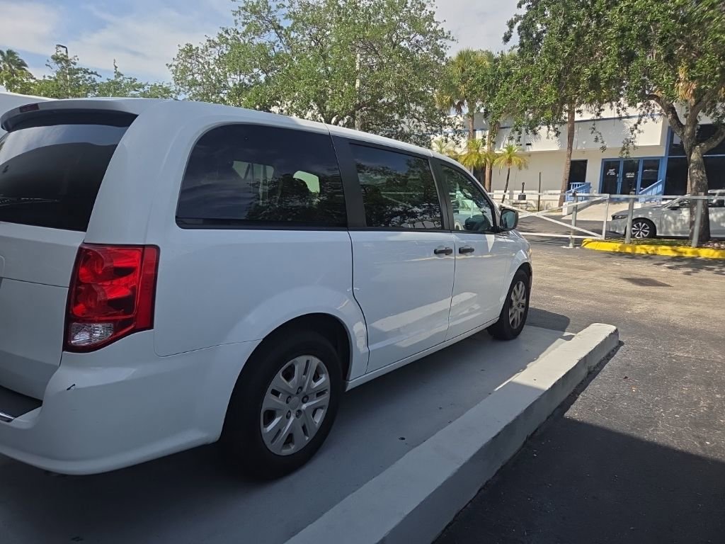 Used 2019 Dodge Grand Caravan SE FWD image 3