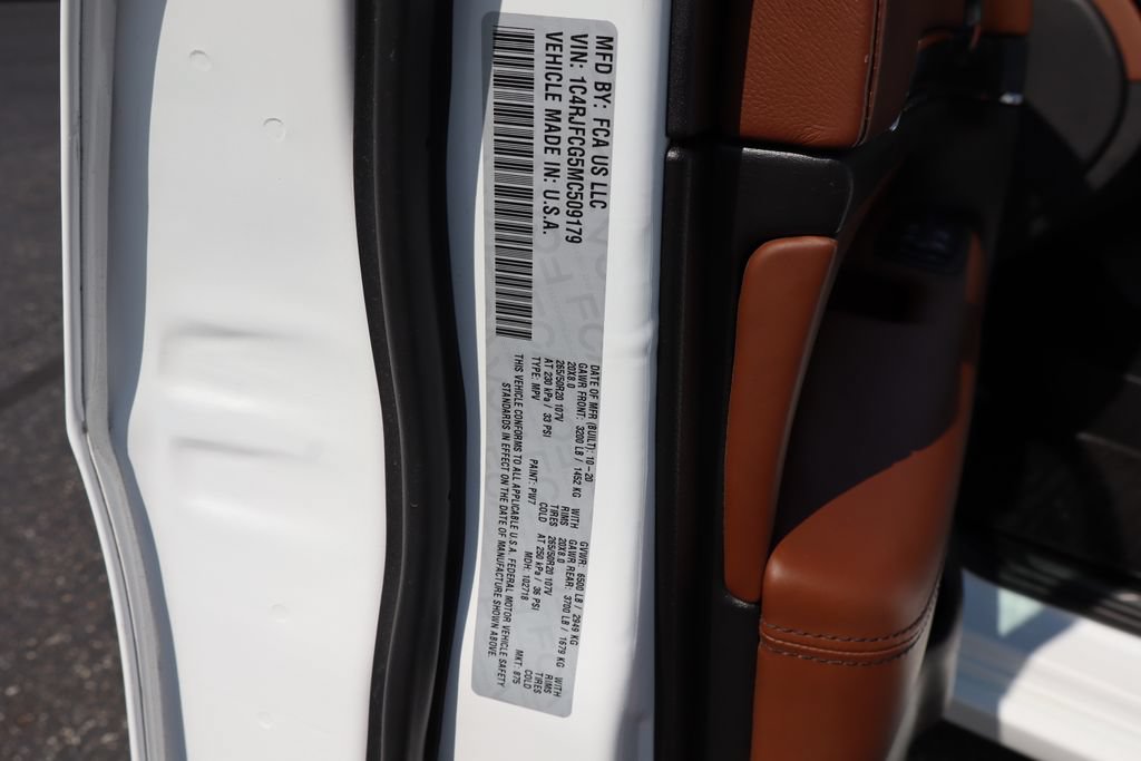 Used 2021 Jeep Grand Cherokee Overland AWD/4WD image 39