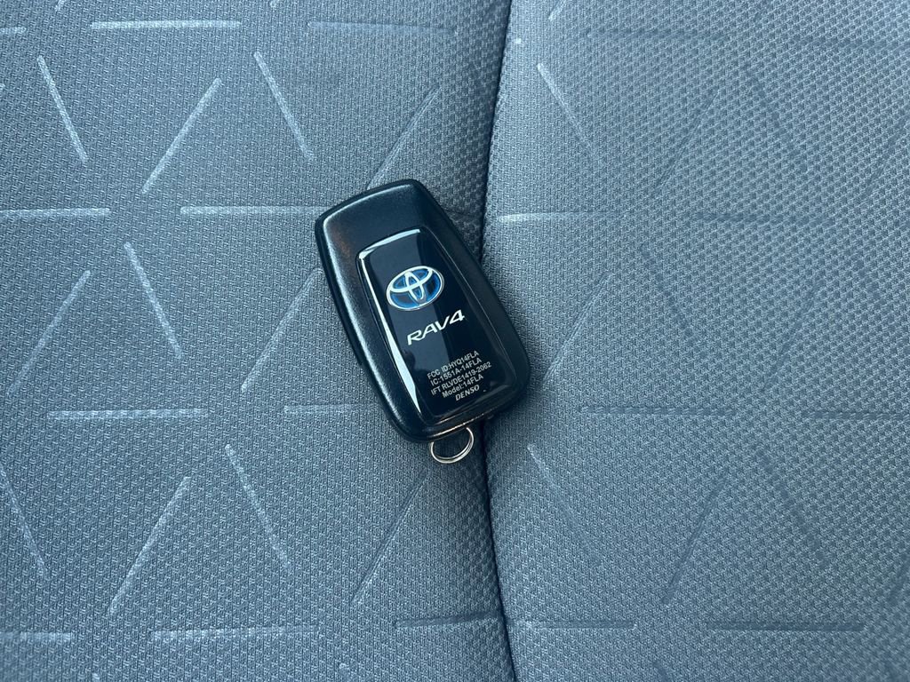Used 2022 Toyota RAV4 XLE image 33