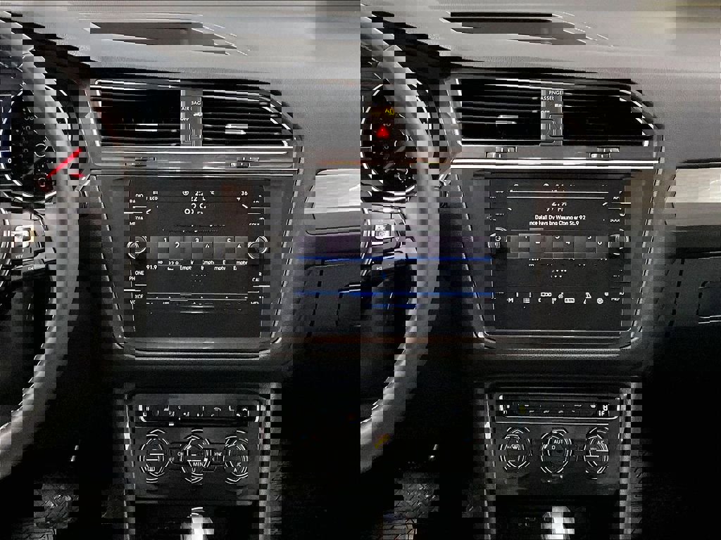 Used 2021 Volkswagen Tiguan SE AWD/4WD image 18