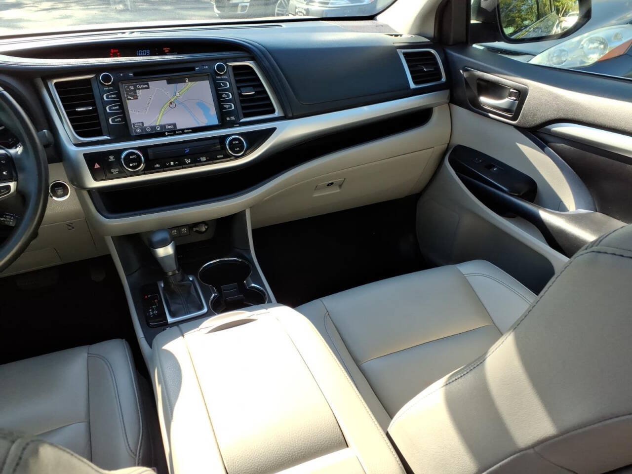 Used 2019 Toyota Highlander XLE FWD image 16