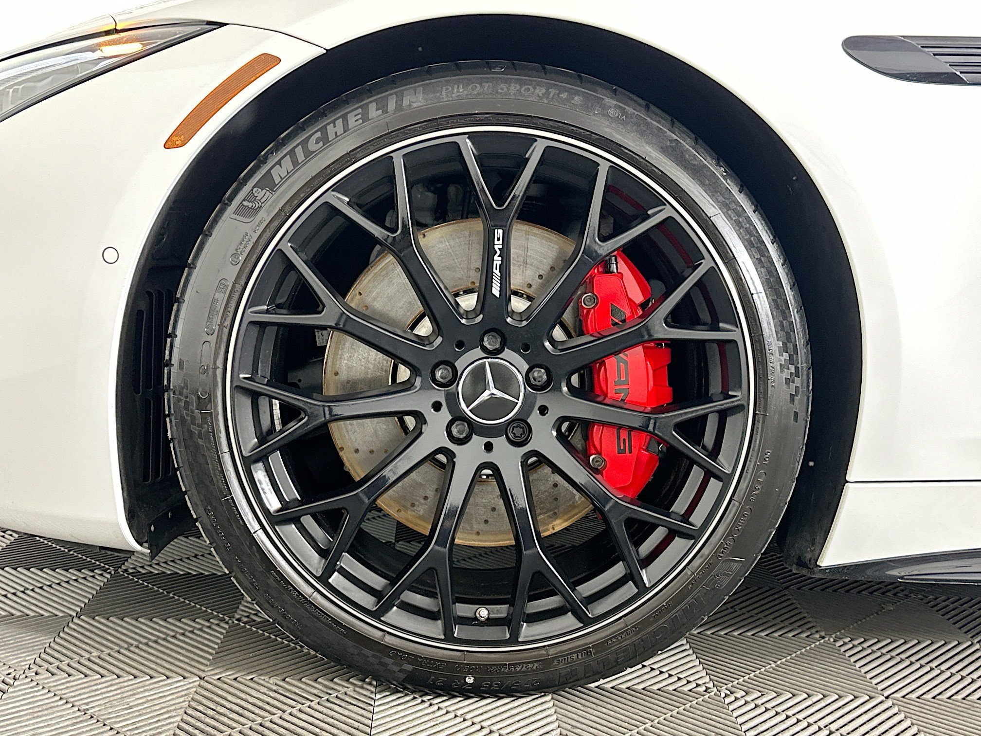 Used 2022 Mercedes-Benz SL 55 AMG 4MATIC w/ Driver Assistance Package image 31