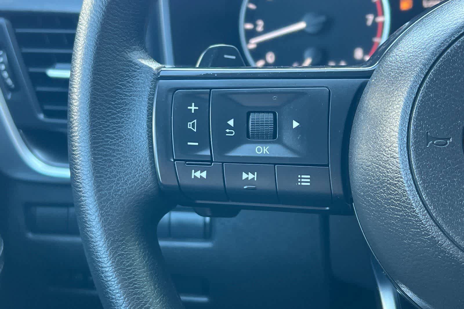 Used 2024 Nissan Rogue SV image 31