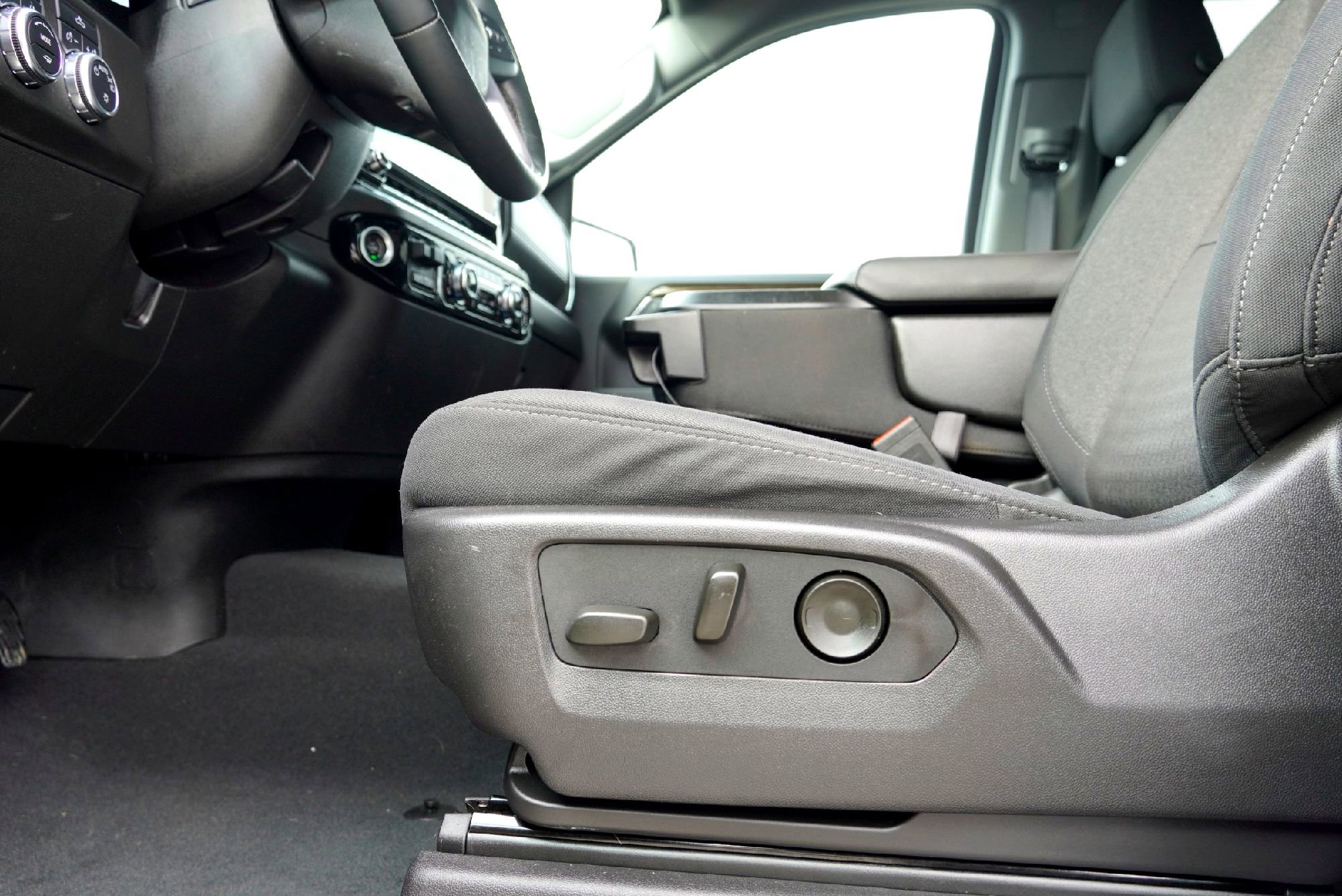 Used 2024 GMC Sierra 1500 SLE image 25