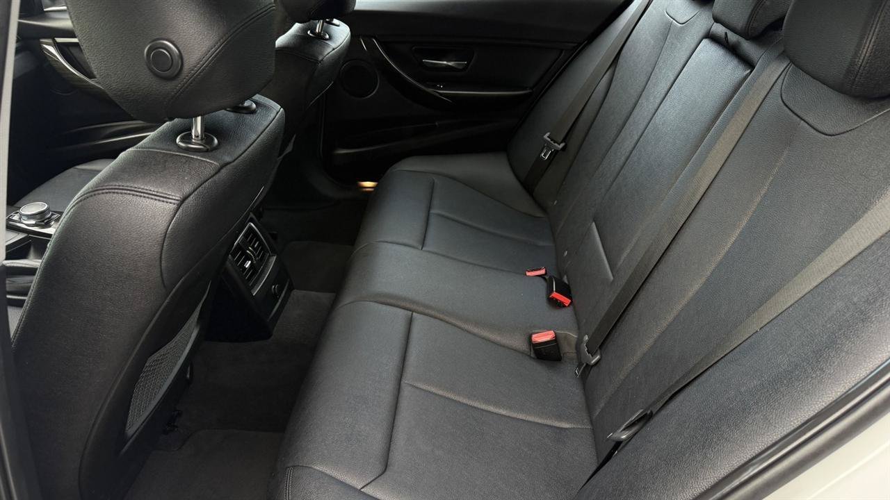 Used 2018 BMW 320i xDrive Sedan AWD/4WD image 30